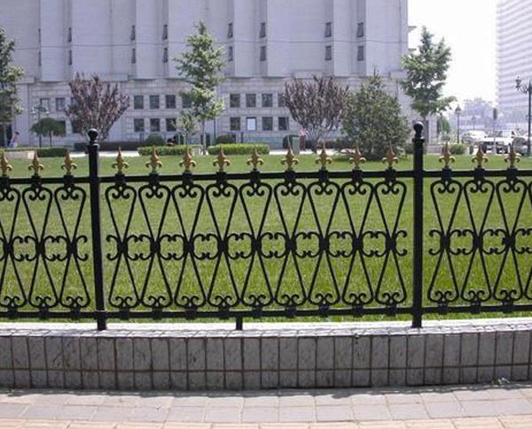 日常如何維護(hù)鐵藝護(hù)欄?讓其使用時(shí)間長(zhǎng)？